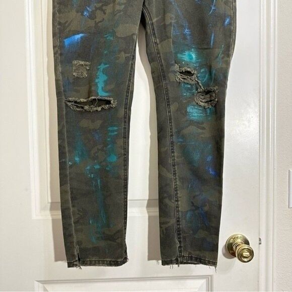 91 COTTON ON THE‎ BOYFRIEND DISTRESSED CAMO PAINT SPLATTER JEANS 8 - Picture 4 of 16